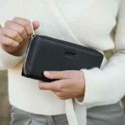 Aarni clutch, Musta