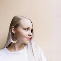 Maanantaimalli Kaarella korvakorut, Puu