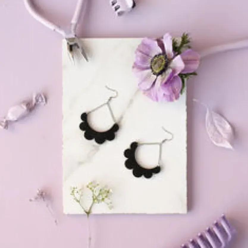 Maanantaimalli Kaarella korvakorut, Musta