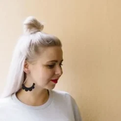 Maanantaimalli Kaarella korvakorut, Musta